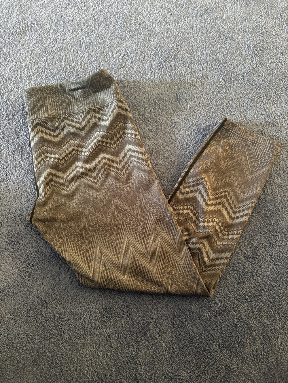Prana Chevron Leggings in black and gray